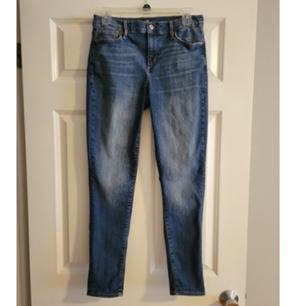 Gap Mid-Rise True Skinny Jeans in Sculpt